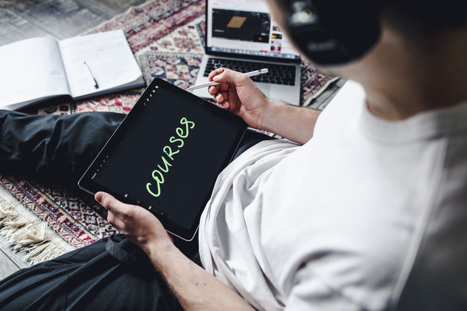 Illustration zu Online Marketing Kursen: Modullogik und Lernplan